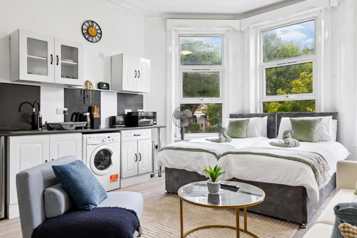 Image 4 of Stylish Central London Flat, Victorian Build, Sleeps 4