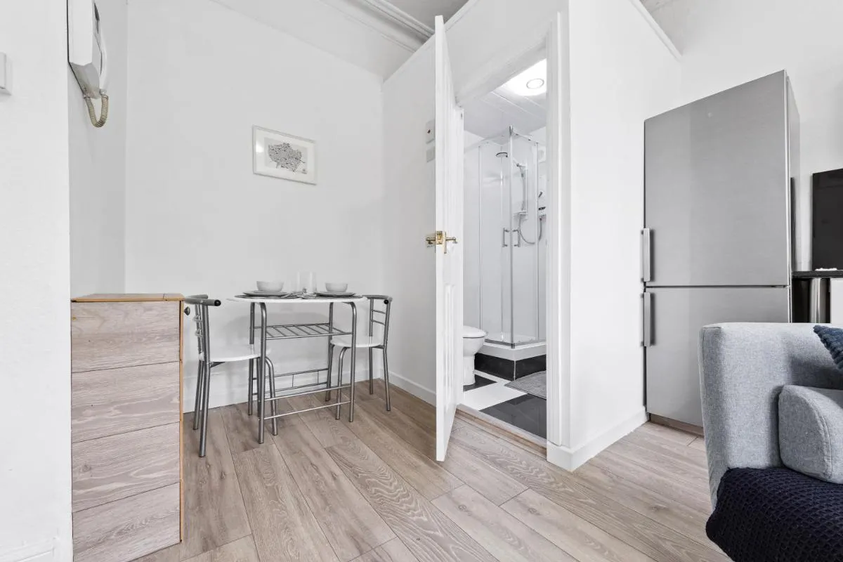Image 3 of Stylish Central London Flat, Victorian Build, Sleeps 4
