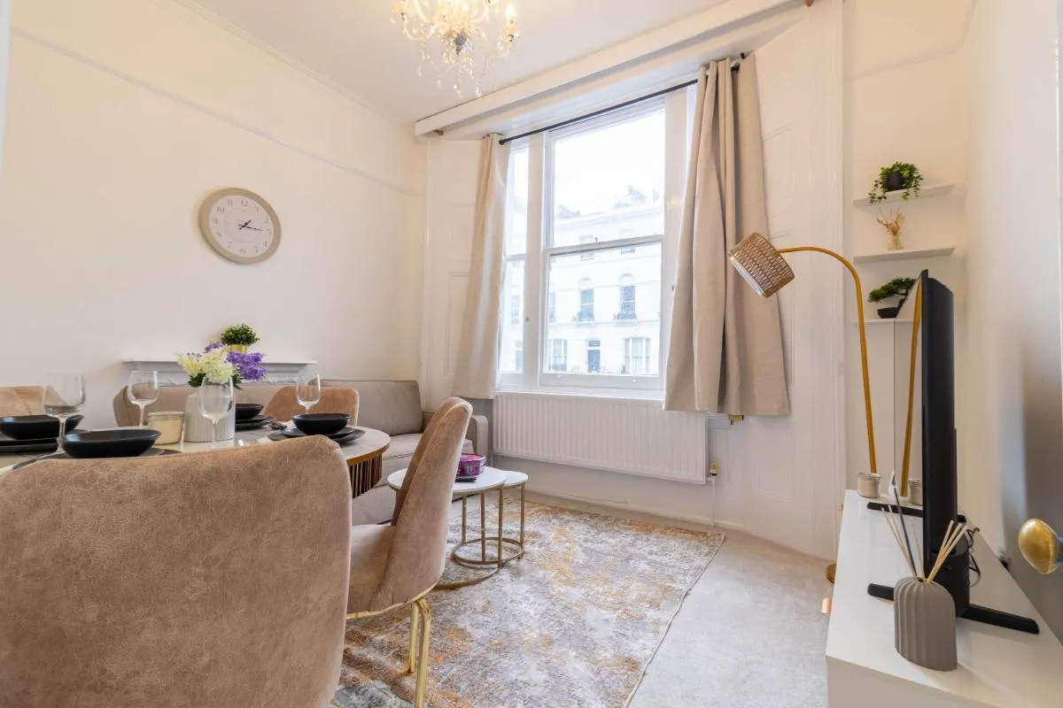 Image 4 of Stylish Chelsea Apartment