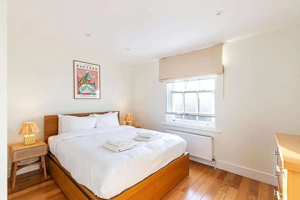 Image 4 of Stylish Chelsea Flat with Luxe Comfort & Charm