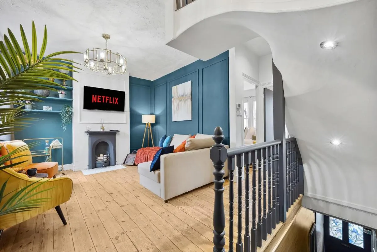 Image 5 of Stylish Edwardian Escape in Southwark 3 bedroom Maisonette by Gold Stays