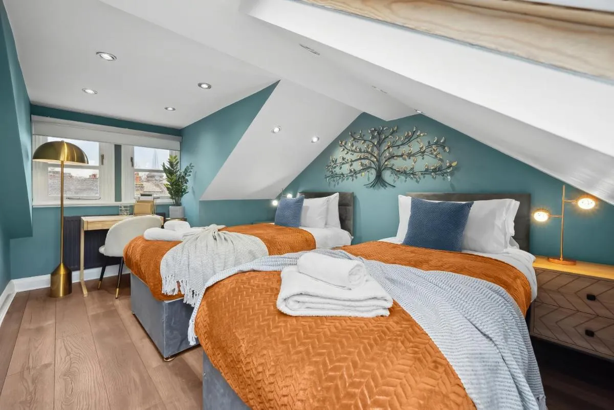 Image 2 of Stylish Edwardian Escape in Southwark 3 bedroom Maisonette by Gold Stays