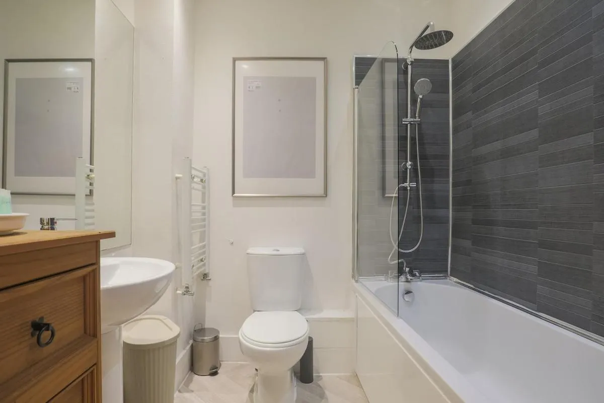 Image 3 of Stylish Home – Ten Mins to Central London