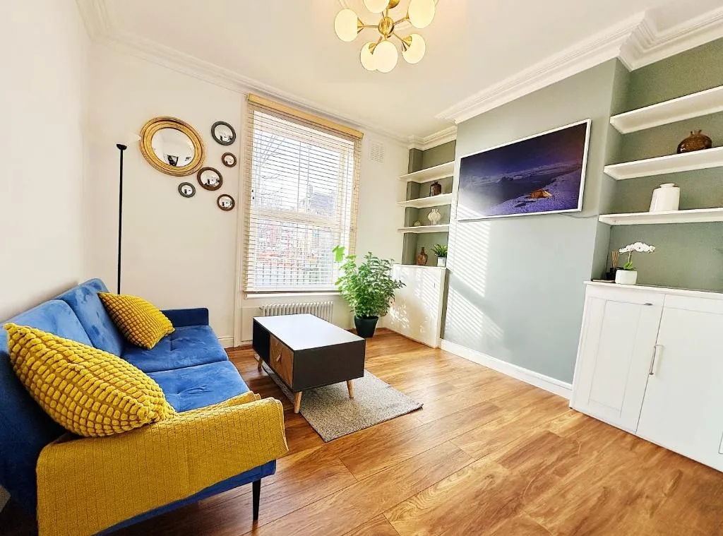 Image 1 of Stylish Kennington apartment near tube with King Bed and garden