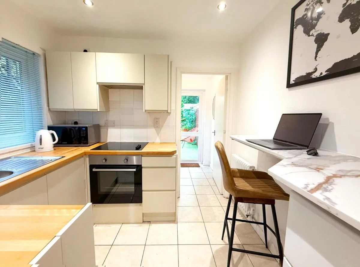 Image 3 of Stylish Kennington apartment near tube with King Bed and garden