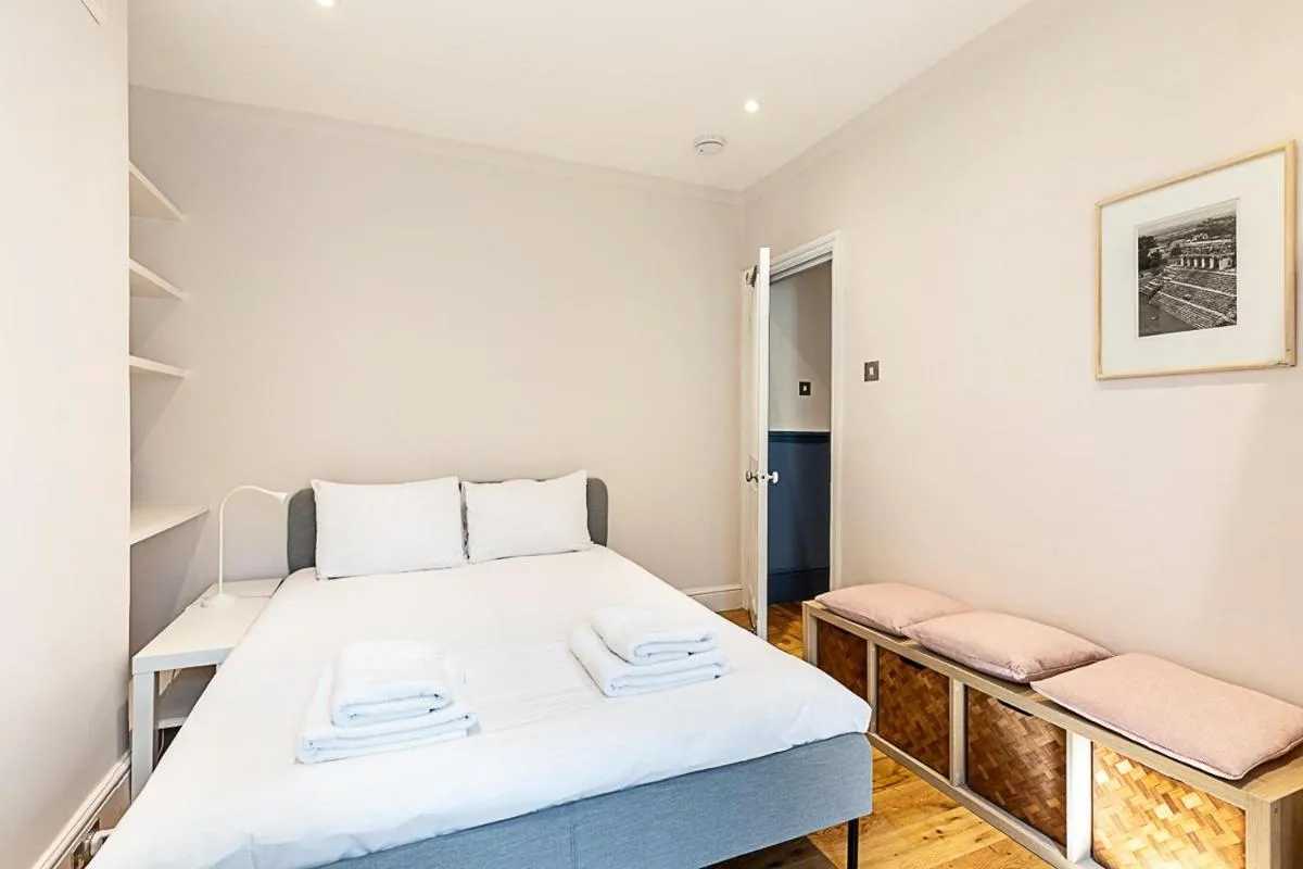 Image 3 of Stylish Kings Cross Apartment with Garden
