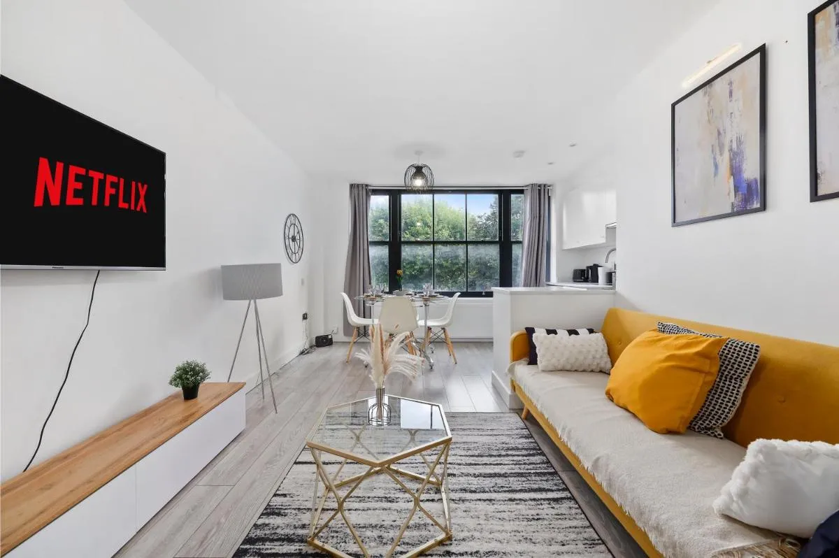 Image 5 of Stylish Large 3-bed Apartment, Quick Access to London Sights, Free Parking