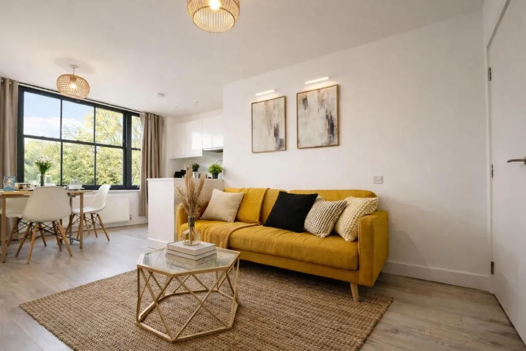 Stylish Large 3-bed Apartment, Quick Access to London Sights, Free Parking