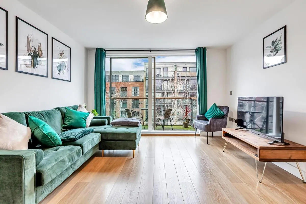 Image 5 of Stylish London Apt with Free Parking and Canal Views