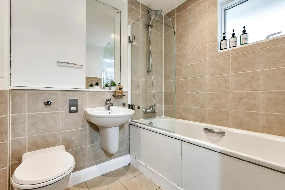Image 3 of Stylish London Apt with Free Parking and Canal Views