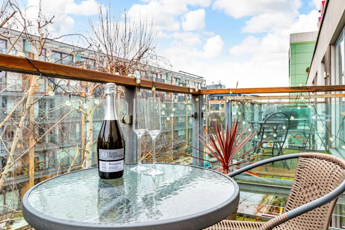 Image 4 of Stylish London Apt with Free Parking and Canal Views