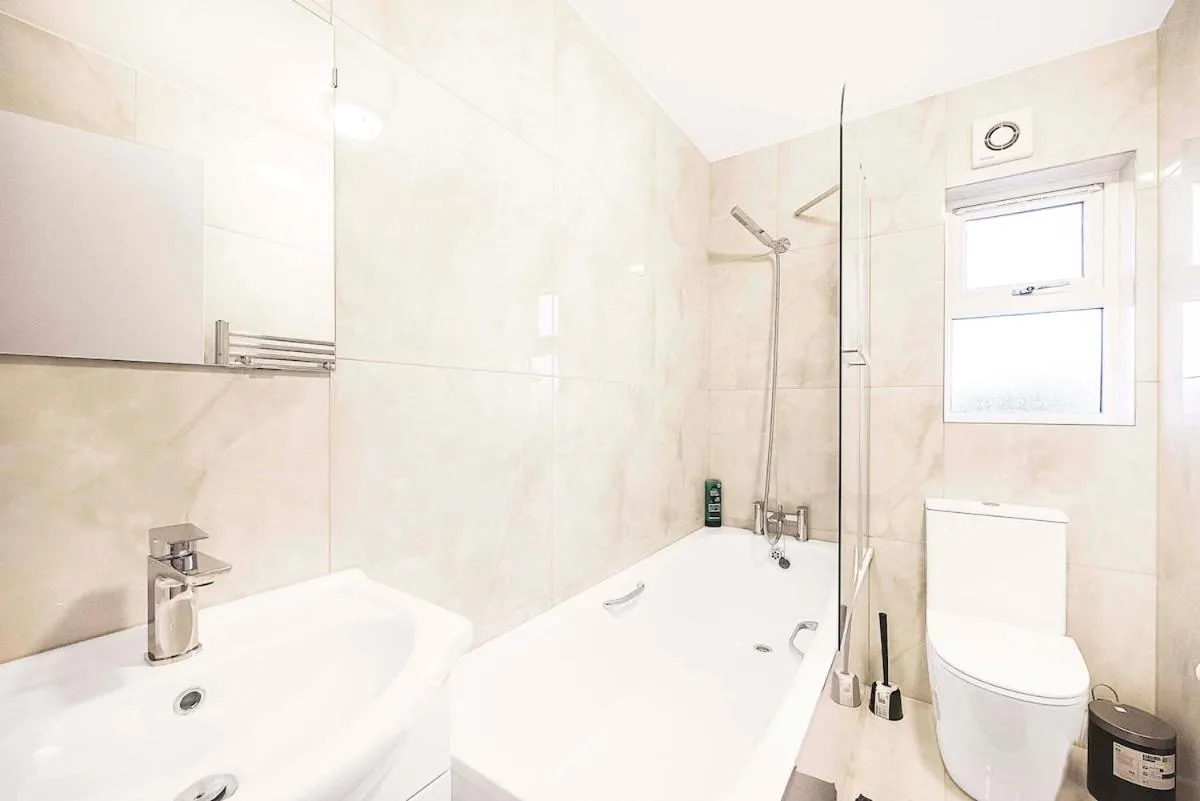 Image 3 of Stylish London Flat – 5 Sleeper
