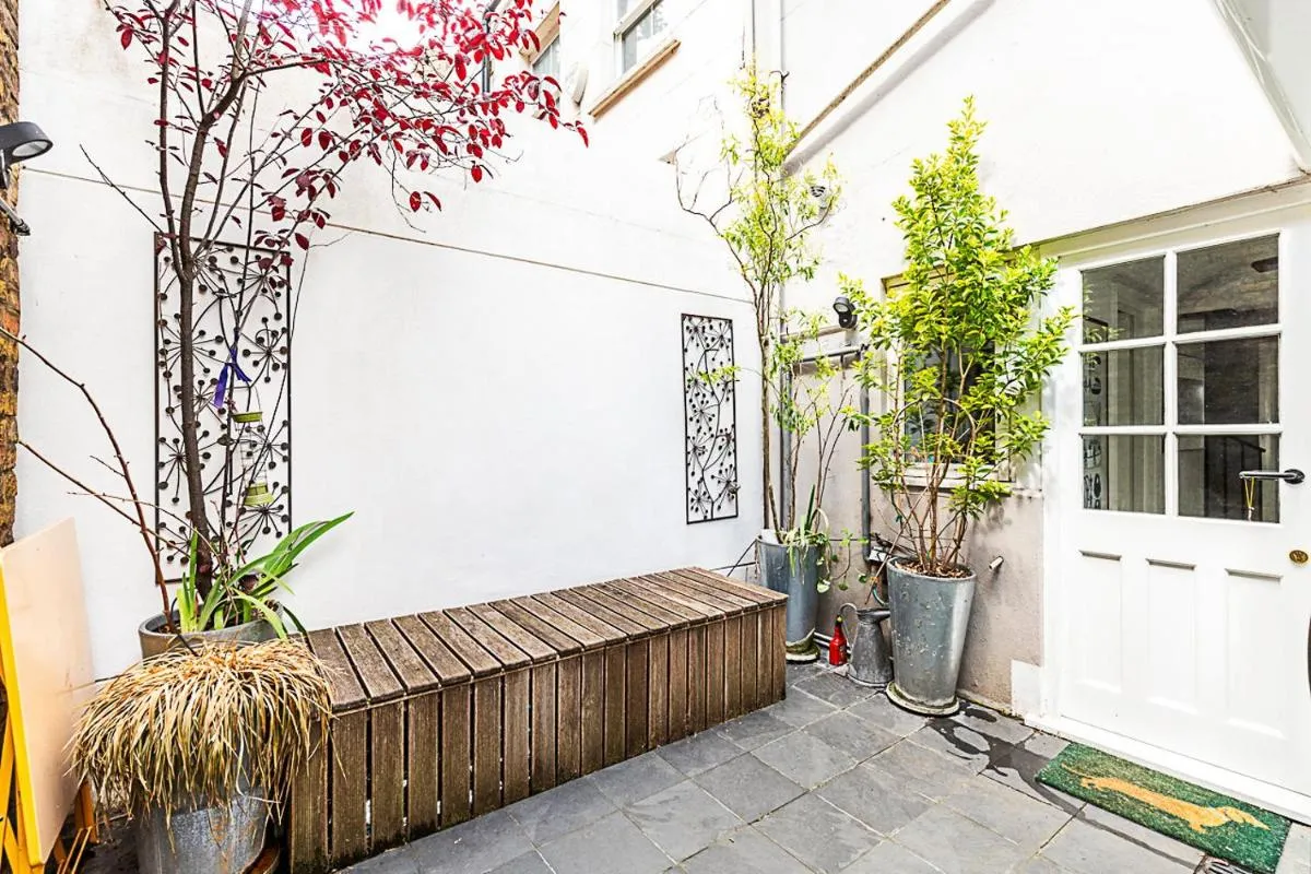 Image 5 of Stylish Mews Home in Kensington
