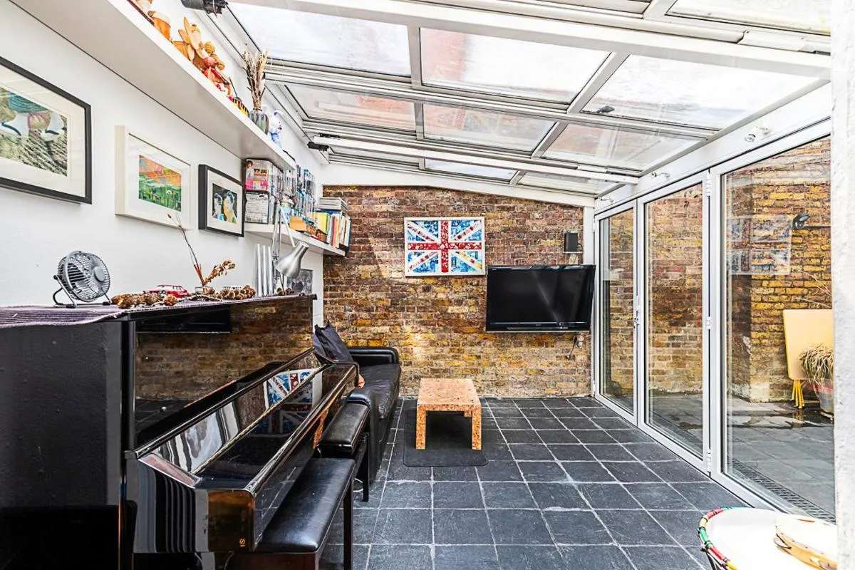 Image 4 of Stylish Mews Home in Kensington
