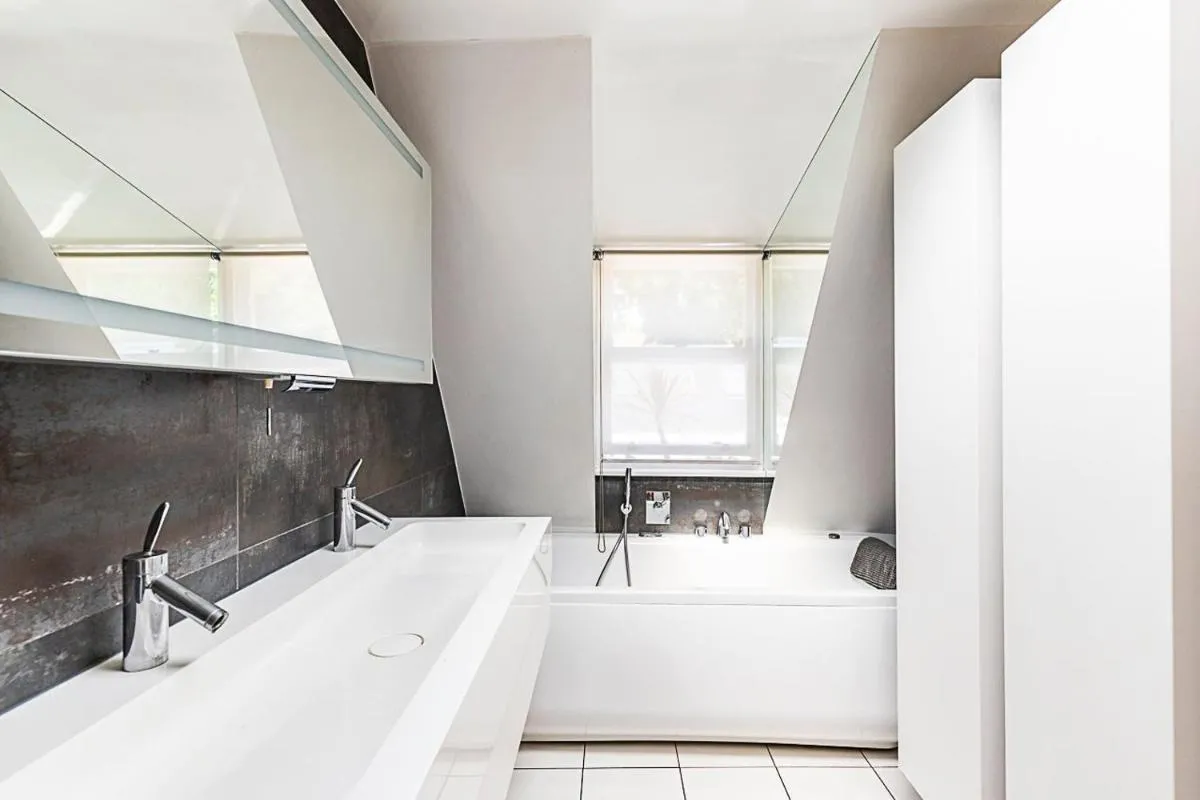 Image 3 of Stylish Mews Home in Kensington