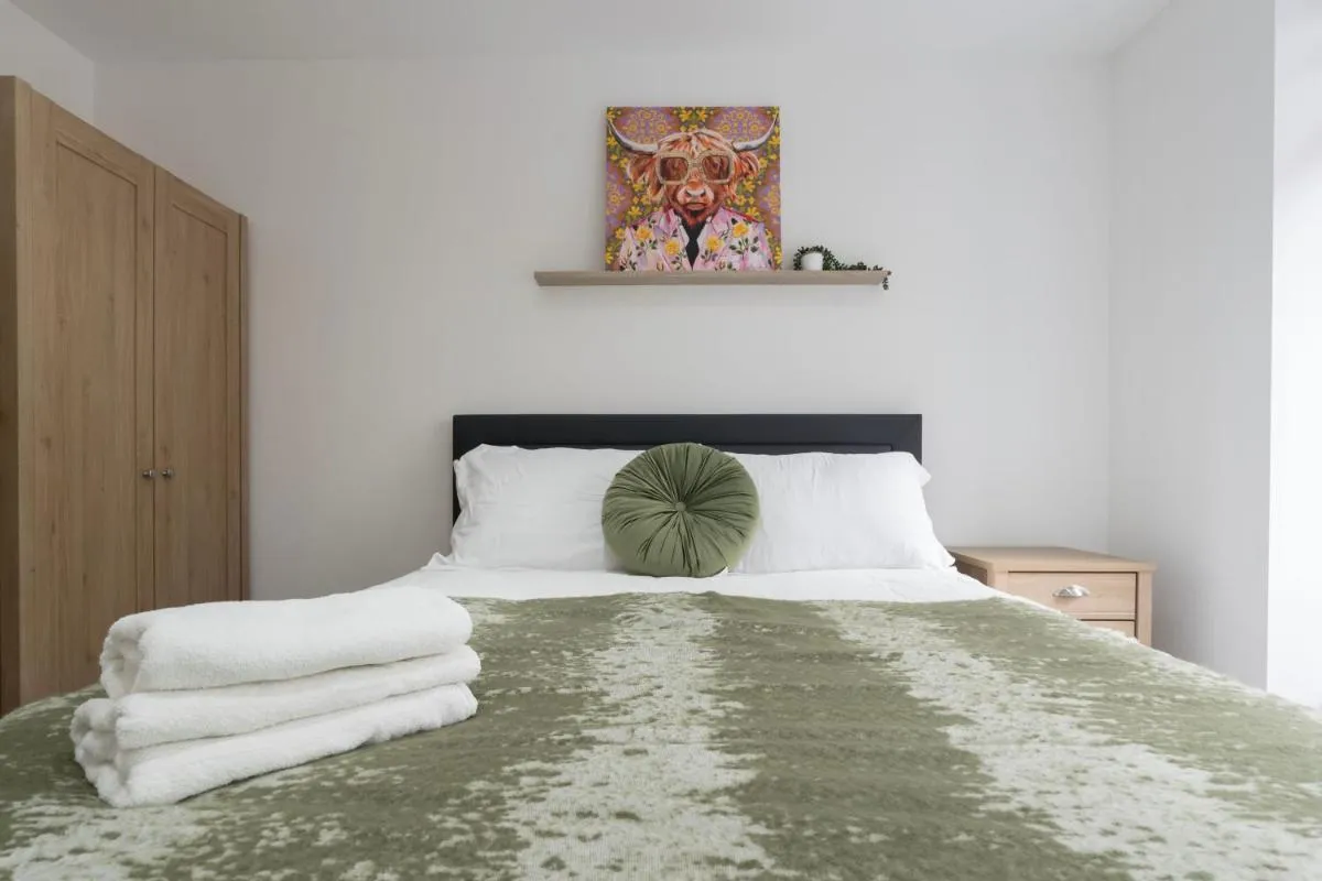 Image 3 of Stylish Modern Apartment by Aldgate East Station 2
