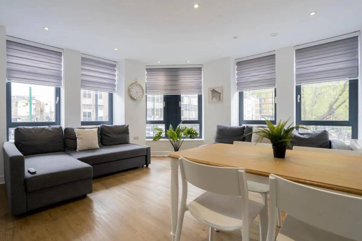 Image 4 of Stylish Modern Apartment by Aldgate East Station 2