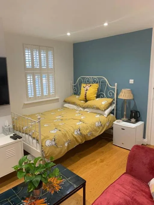 Image 5 of Stylish Modern Studio, Mock Georgian House, Heart of Trendy Hackney & London