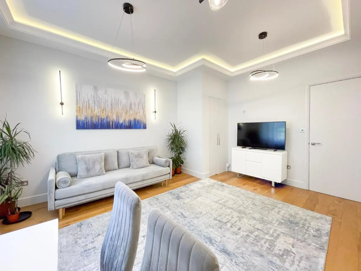 Image 5 of Stylish One Bed Flat in Paddington Pool and gym next door Free secure underground parking nearby