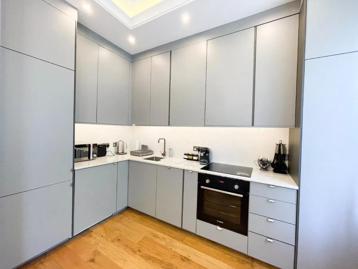 Image 4 of Stylish One Bed Flat in Paddington Pool and gym next door Free secure underground parking nearby