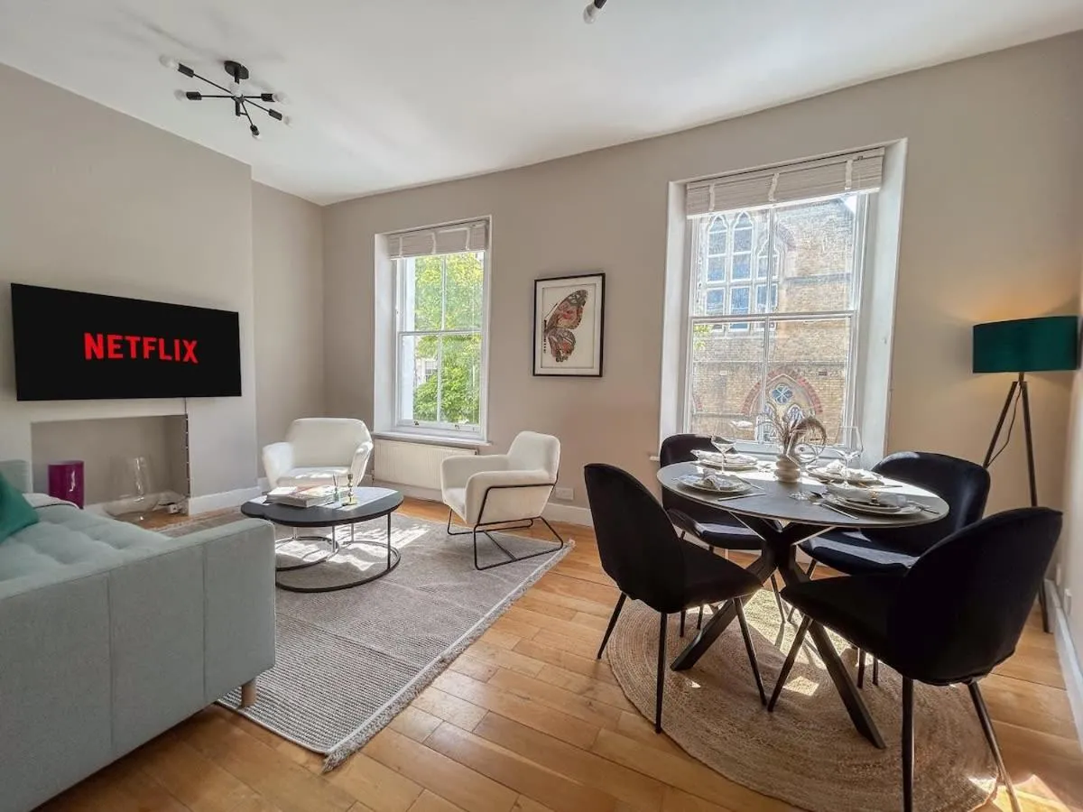 Image 4 of Stylish Portobello Road Two-Bed Flat