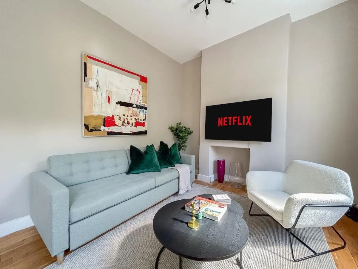 Image 3 of Stylish Portobello Road Two-Bed Flat