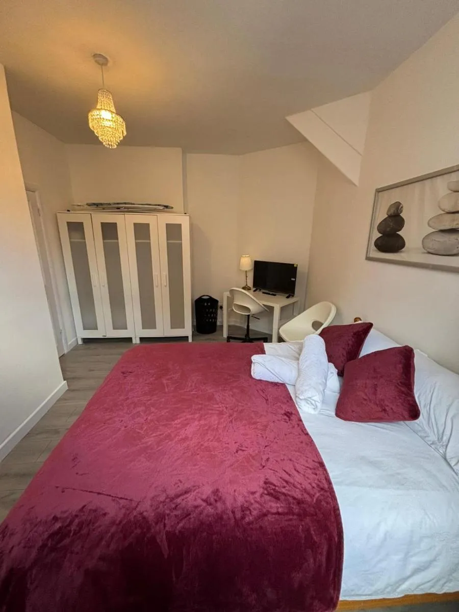 Image 3 of Stylish Studio Flat near Canary Wharf All Bills Included