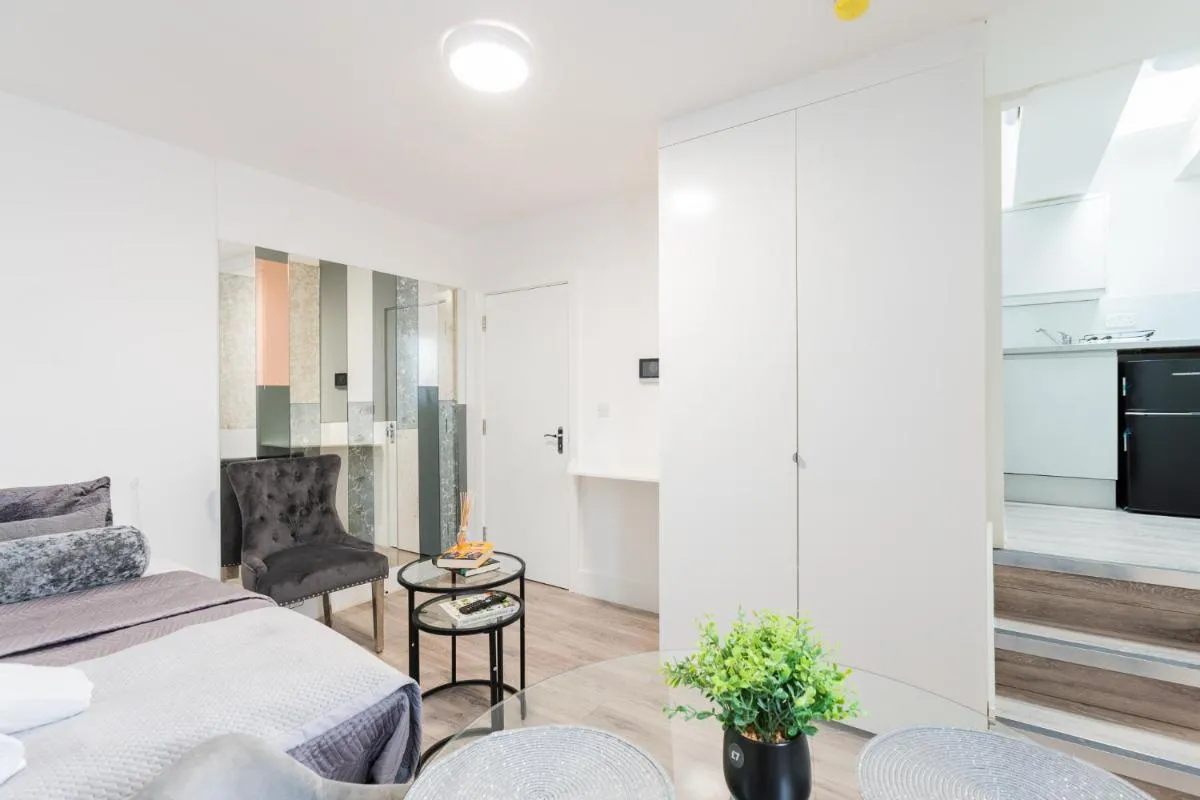 Image 3 of Stylish Studio near Kensal Green (E)