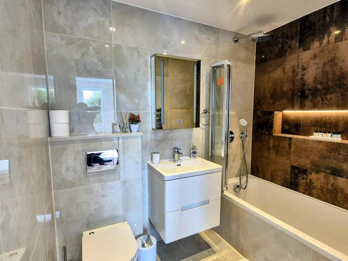 Image 3 of Stylish Three Bedroom Ensuite Duplex Apartment in West Hampstead