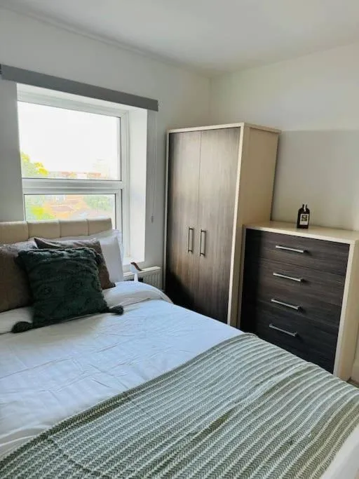 Image 4 of Stylish Two-Story London Retreat