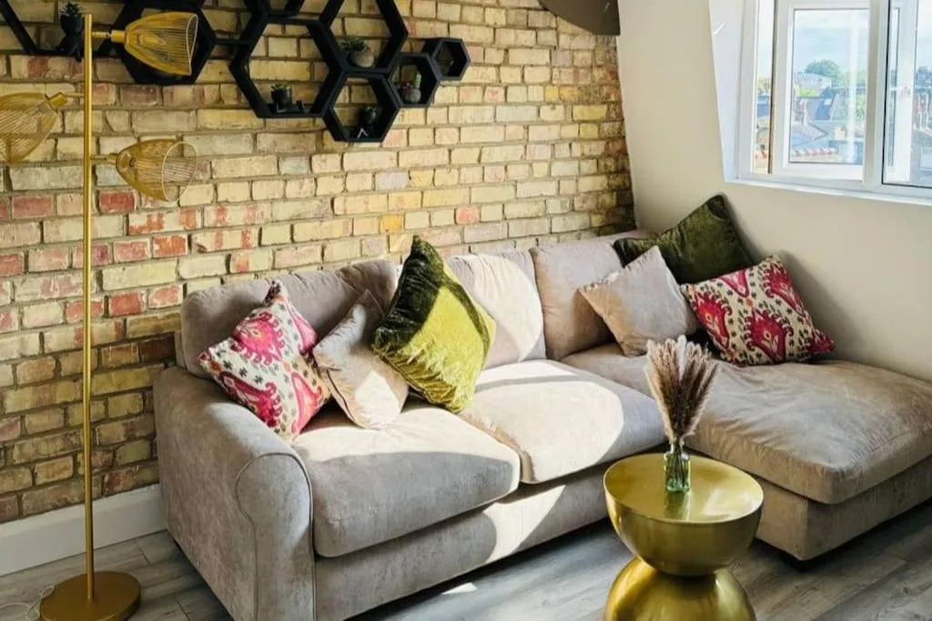 Image 3 of Stylish Two-Story London Retreat