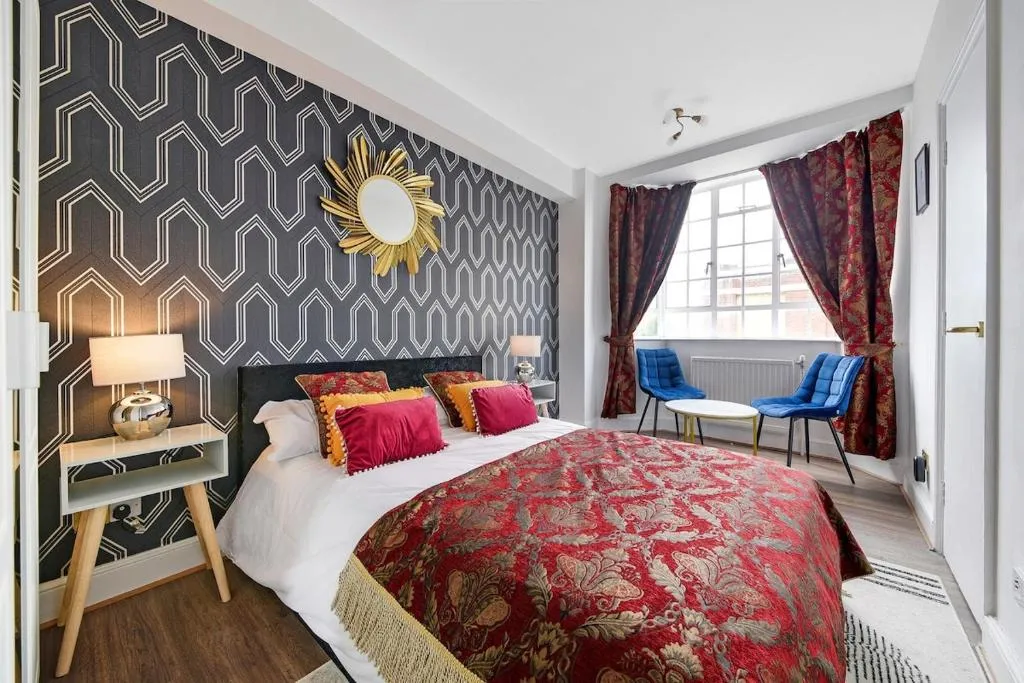 Stylish & Comfy Stay at Chelsea Cloisters London – Walk to Tube & Bus