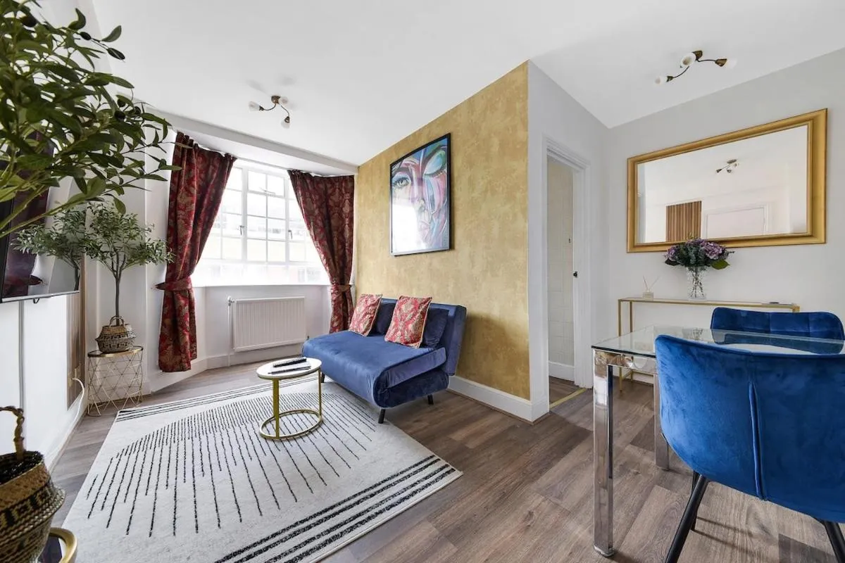 Image 5 of Stylish & Comfy Stay at Chelsea Cloisters London – Walk to Tube & Bus