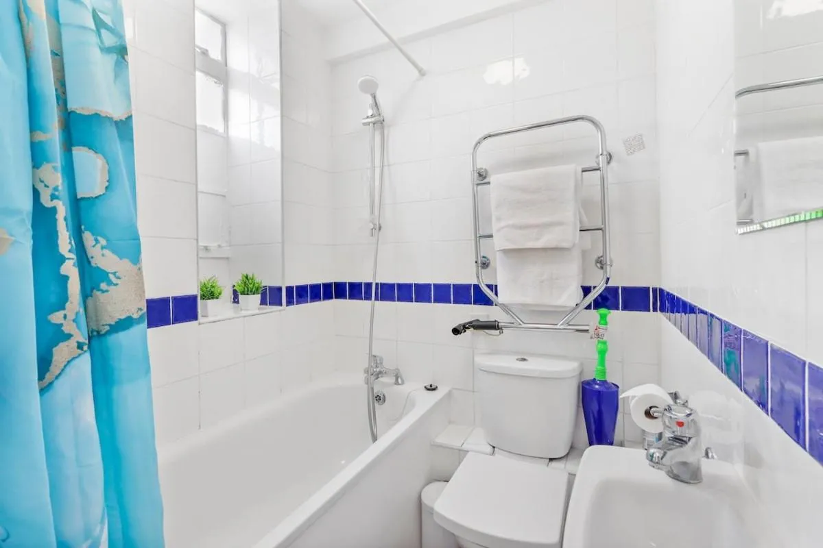 Image 4 of Stylish & Comfy Stay at Chelsea Cloisters London – Walk to Tube & Bus