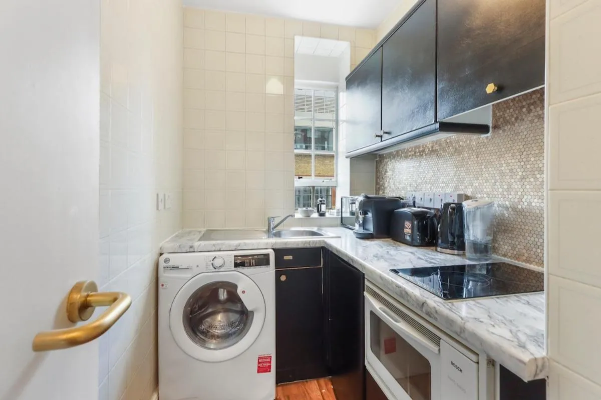 Image 3 of Stylish & Comfy Stay at Chelsea Cloisters London – Walk to Tube & Bus