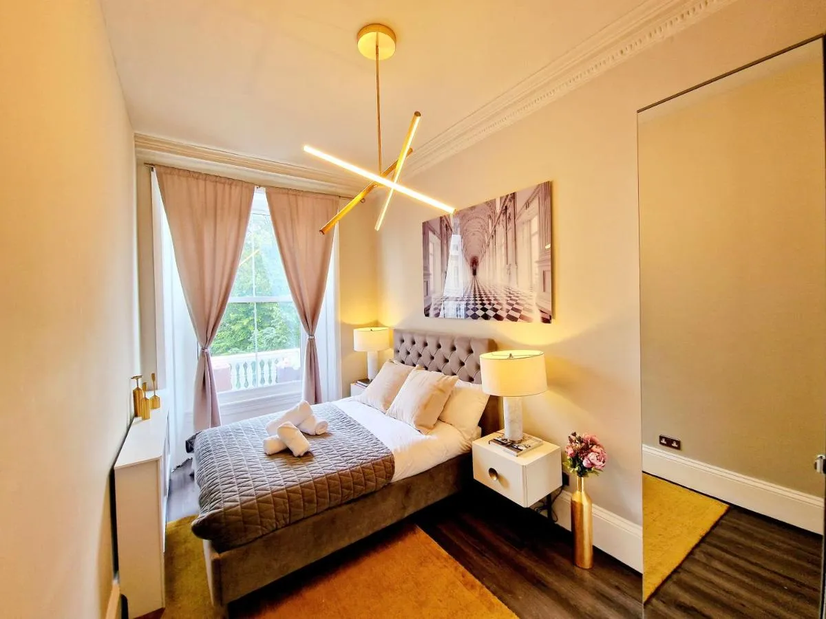 Image 5 of Stylish & Cosy Hyde Park Home by Tube Metro Stations with Elevator – Lift