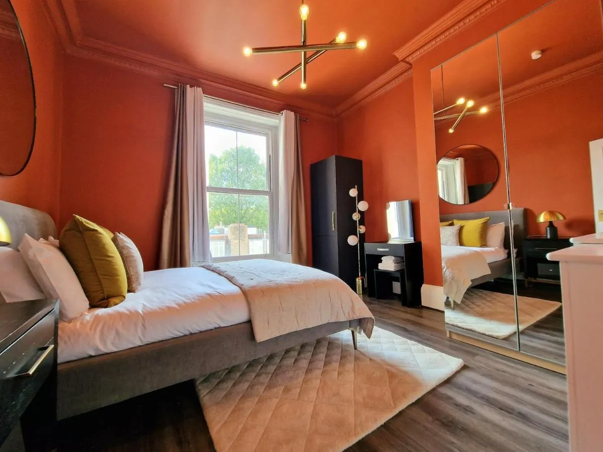 Image 4 of Stylish & Cosy Hyde Park Home by Tube Metro Stations with Elevator – Lift