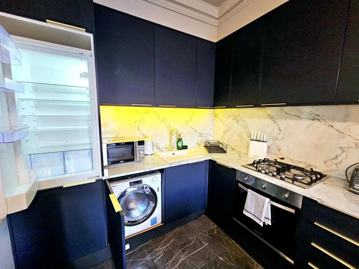Image 3 of Stylish & Cosy Hyde Park Home by Tube Metro Stations with Elevator – Lift