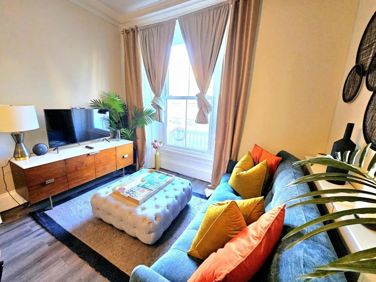 Image 2 of Stylish & Cosy Hyde Park Home by Tube Metro Stations with Elevator – Lift