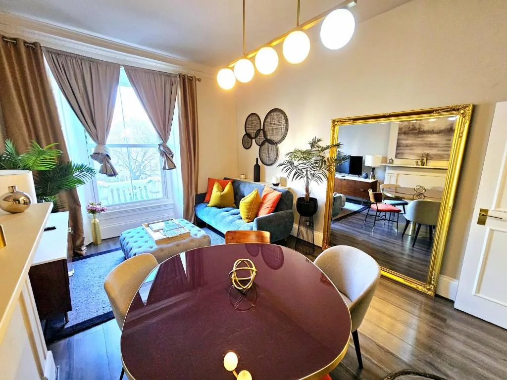 Stylish & Cosy Hyde Park Home by Tube Metro Stations with Elevator – Lift