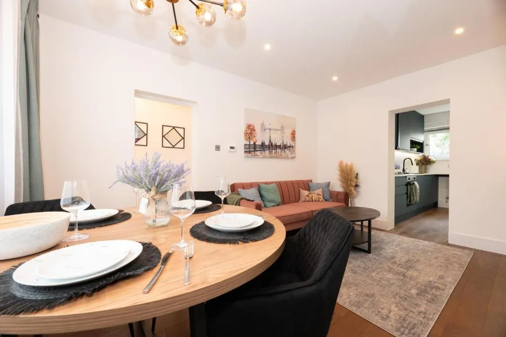 Image 1 of Stylish & Elegant 2-BR Flat In Greenwich London