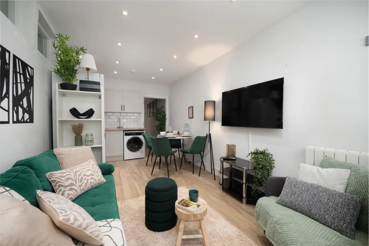 Image 5 of Stylish and Modern 2 Bedroom Flat, Finsbury Park, Sleeps up to 6 guests 3 double beds, Near Emirates Stadium