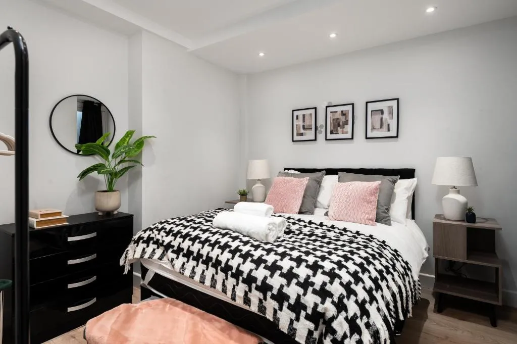 Stylish and Modern 2 Bedroom Flat, Finsbury Park, Sleeps up to 6 guests 3 double beds, Near Emirates Stadium