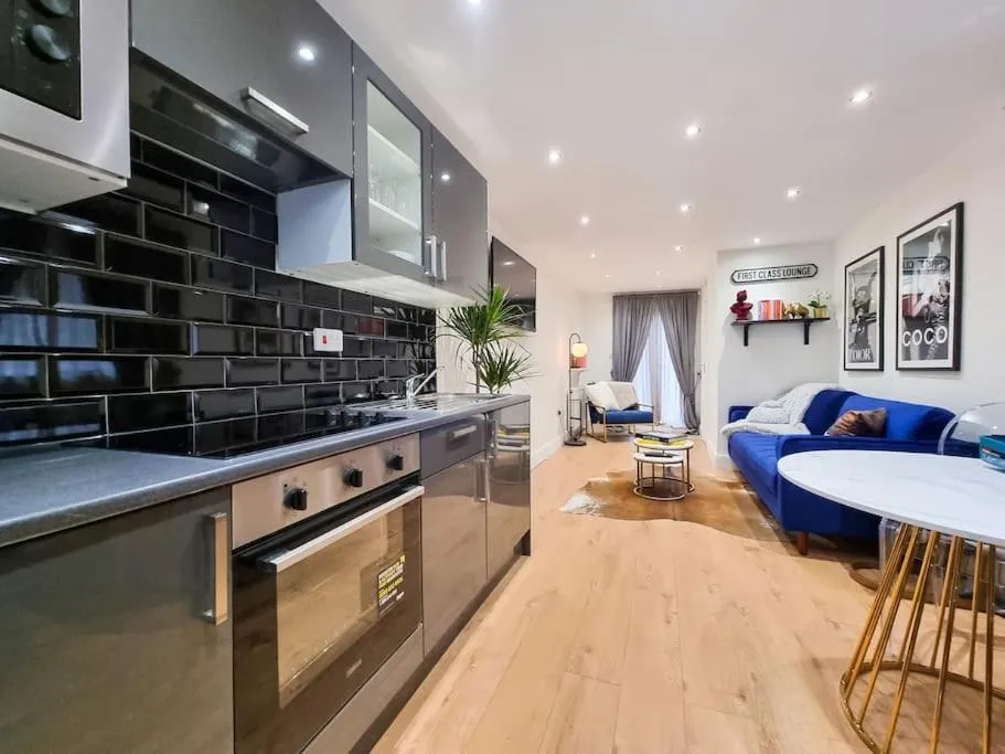 Image 3 of Stylish and cosy 2 apartment in London w private parking