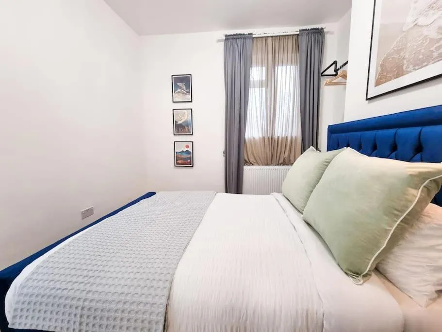 Image 5 of Stylish and cosy 2 apartment in London w private parking