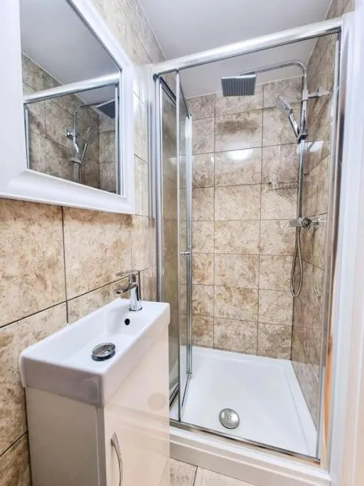 Image 4 of Stylish and cosy 2 apartment in London w private parking