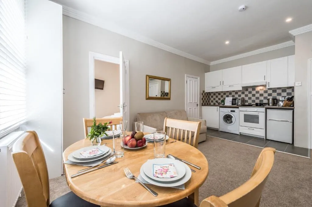 Stylish apartment 12 minutes by tube from Oxford Street free WIFI and Ac