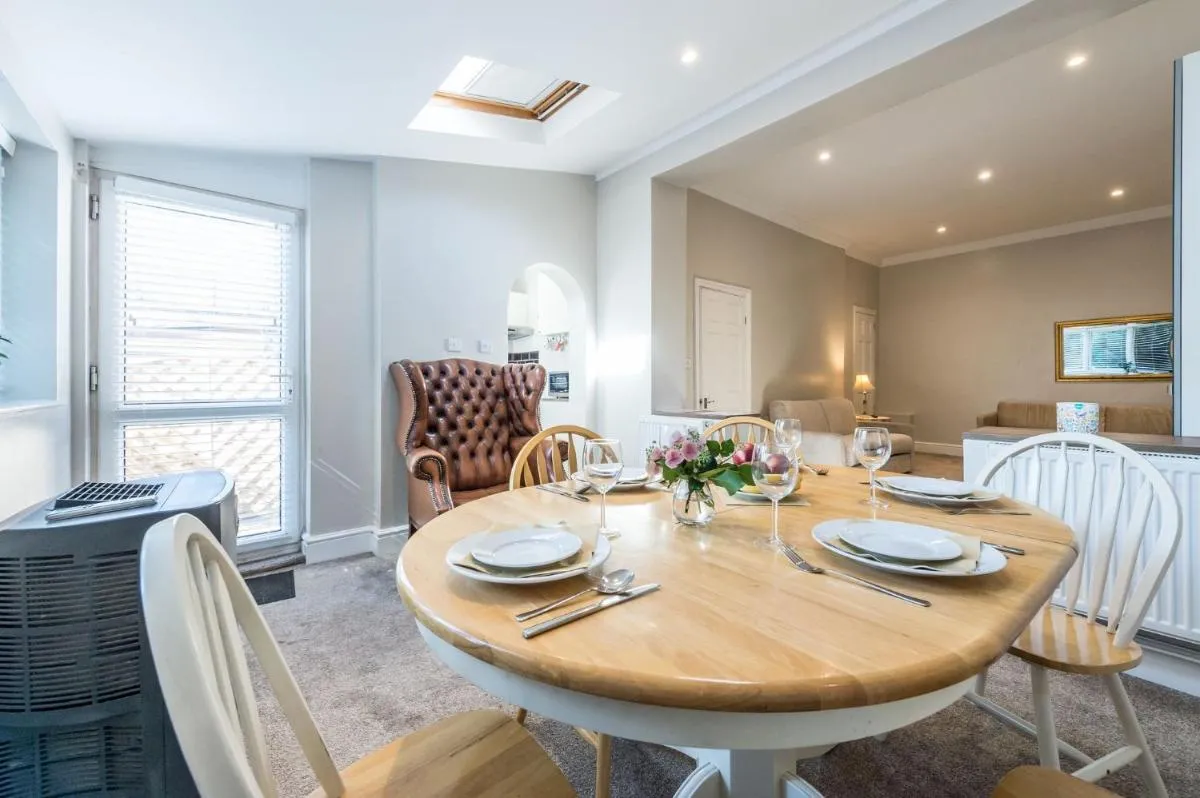 Image 5 of Stylish apartment 12 minutes by tube from Oxford Street free WIFI and Ac