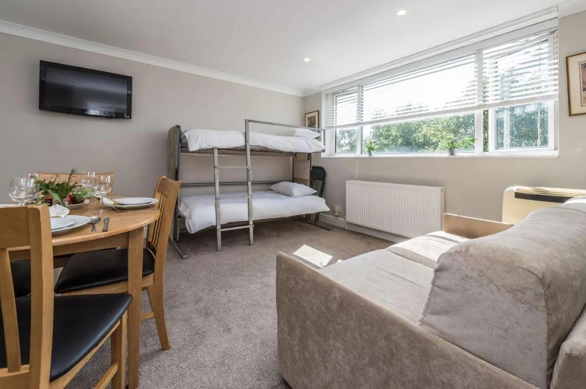 Image 3 of Stylish apartment 12 minutes by tube from Oxford Street free WIFI and Ac