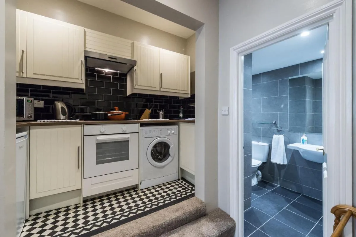 Image 4 of Stylish apartment 12 minutes by tube from Oxford Street free WIFI and Ac